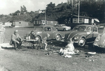 VED STRANDEN - LYSTRUP STRAND, familien Thygesen på udflugt i 1969. VED STRANDEN - LYSTRUP STRAND, familien Thygesen på udflugt i 1969.